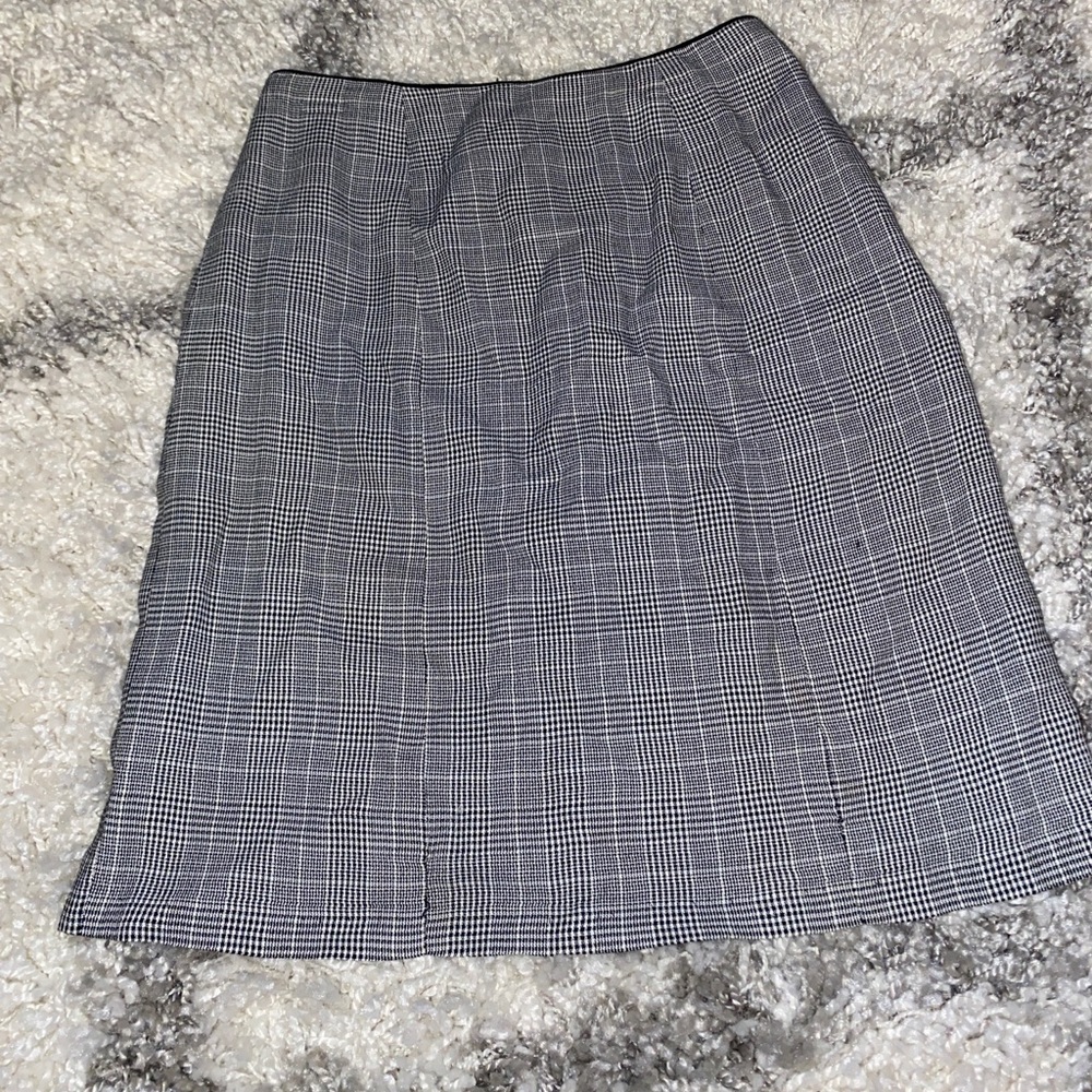 Checkered pencil skirt. Size: 5/6
